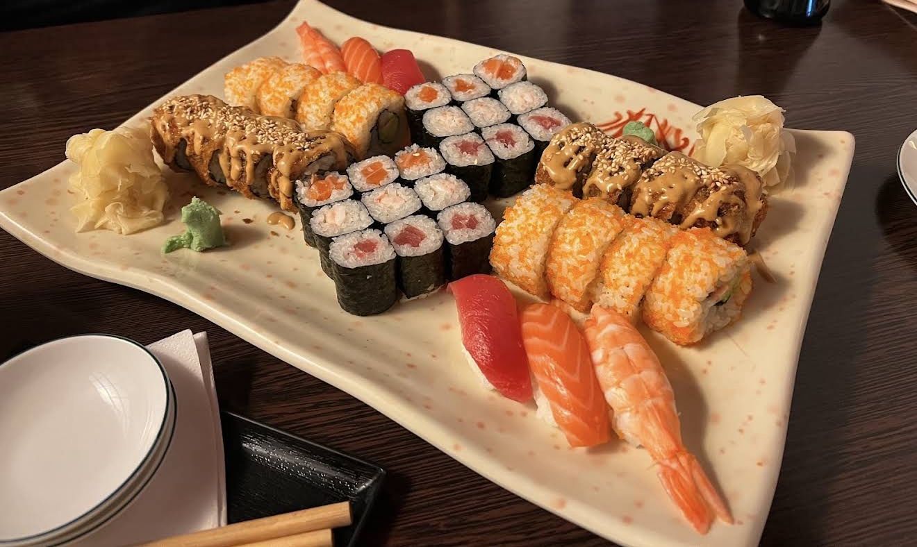 Sushi-Platte mit Nigiri, Maki und panierten Rollen